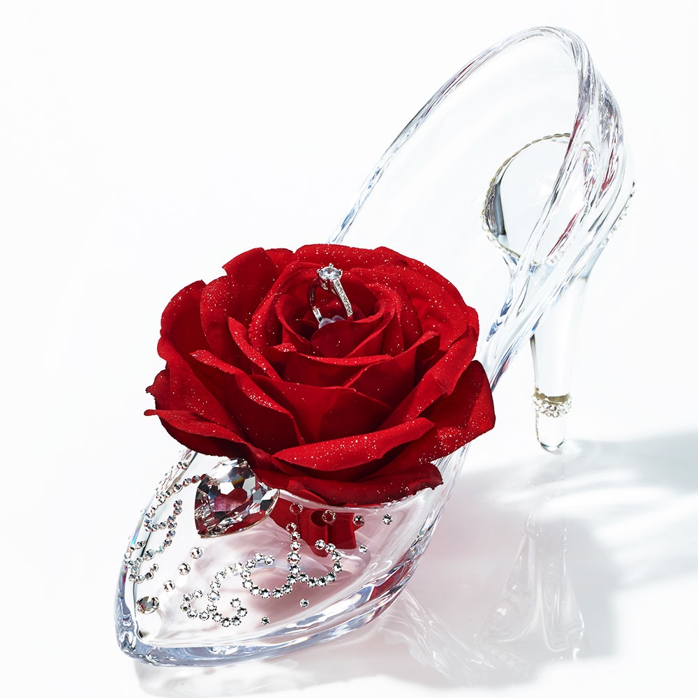 バラにリングが付いた豪華な履けるガラスの靴