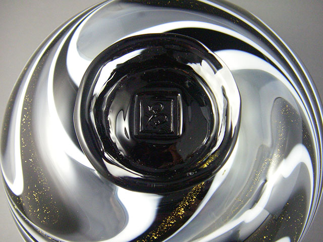 ガラス抹茶碗の底面黒