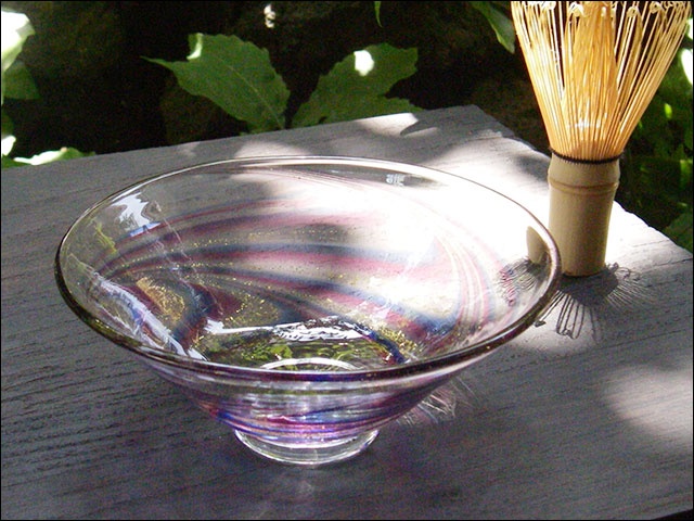 色流水文金箔赤と青むらさき寄りのガラス抹茶碗