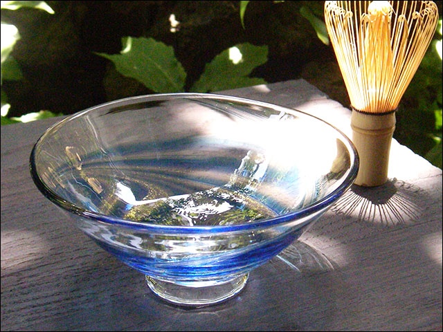 色流水文金箔濃淡青のガラス抹茶碗