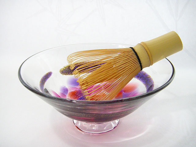 美しい紫系のガラス抹茶碗